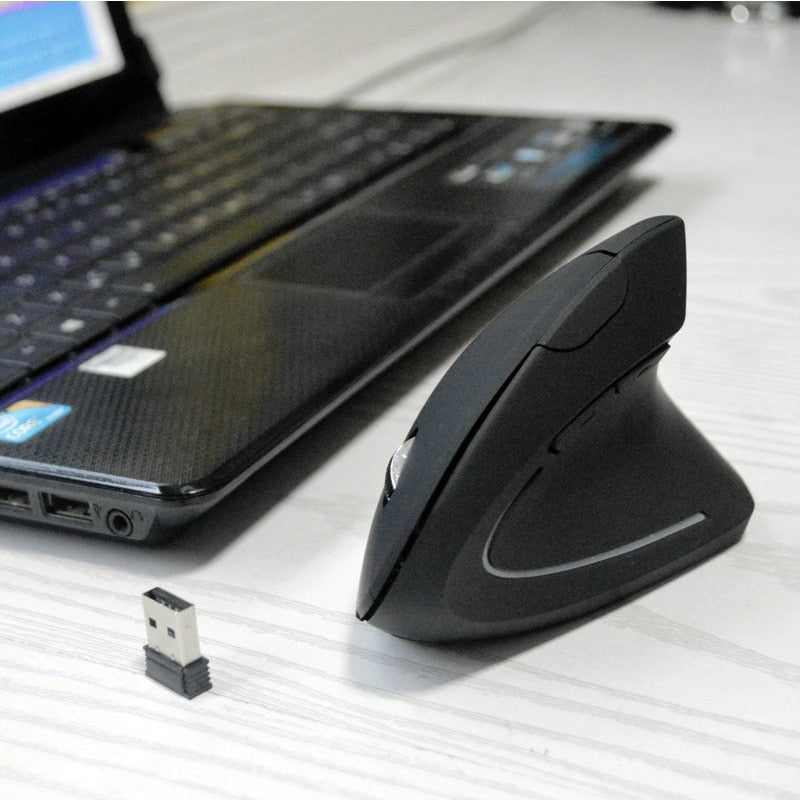 Mouse Óptico de Quinta Geração com um design futurista, sem fio e na posição vertical, mais conforto para sua mão. Evolução Marketplace